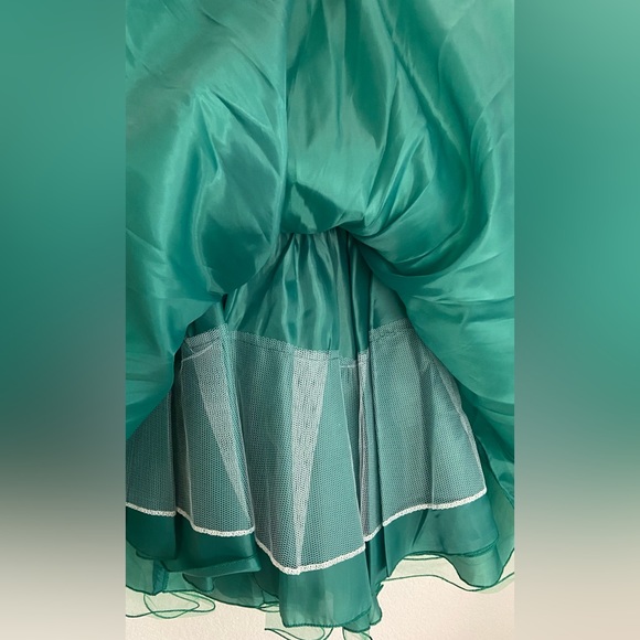 Dress for a 3-year-old, elegant and comfortable. Green color. - Picture 15 of 17
